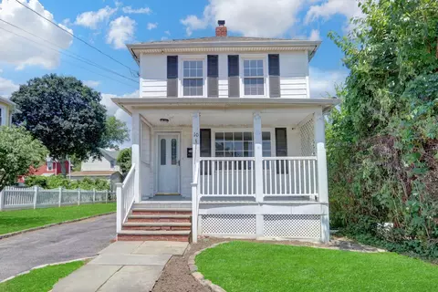10 Valentine St, Glen Cove, NY 11542