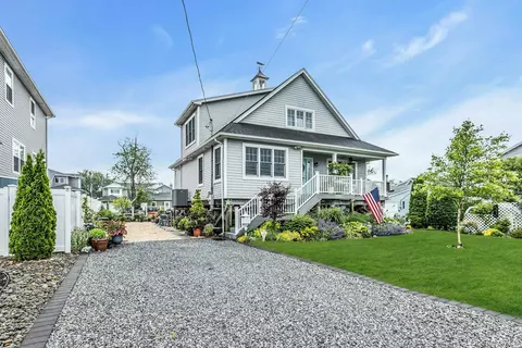 10 Garfield Pl, Massapequa, NY 11758