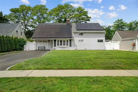 24 Border Ln, Levittown, NY 11756