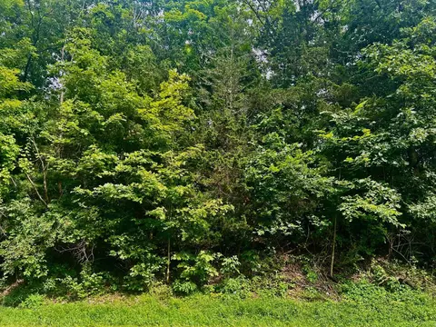 980 N Quaker Ln, Hyde Park, NY 12580