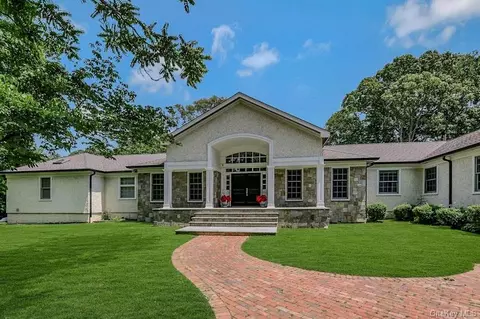 47 Sherwood Gate, Oyster Bay, NY 11771