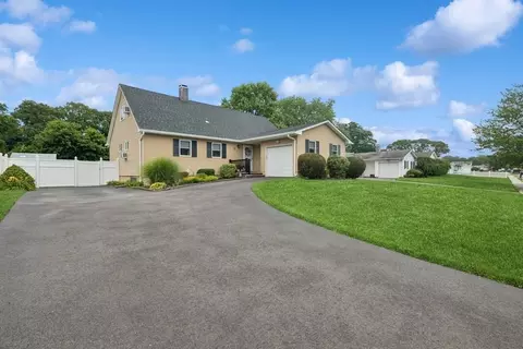 15 Tarkington Rd, Holbrook, NY 11741