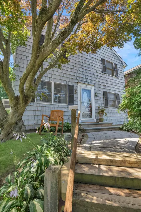 18 Neulist Ave, North Hempstead, NY 11050