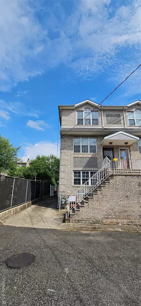 29 Marisa Ct, Staten Island, NY 10314