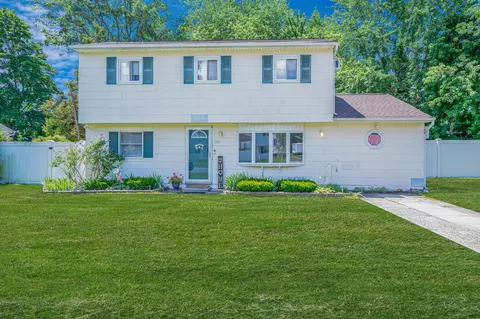 155 Stuyvesant Dr, Selden, NY 11784