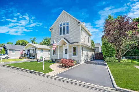 1025 Harrison Dr, Centerport, NY 11721