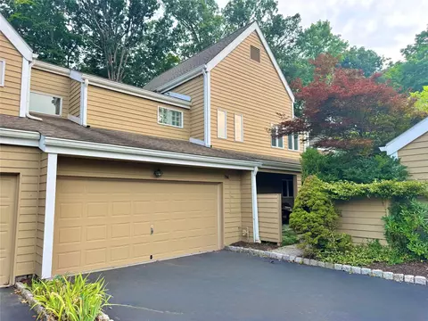 206 Dogwood Ct, Poughkeepsie, NY 12601