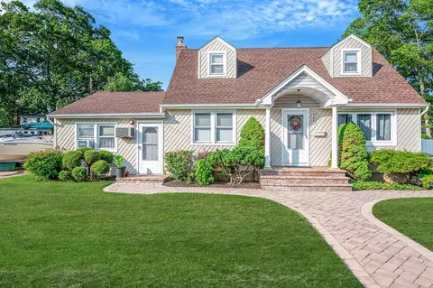 568 N Clinton Ave, Lindenhurst, NY 11757