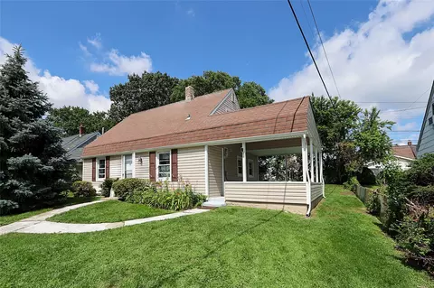 16 Primrose Ln, Levittown, NY 11756