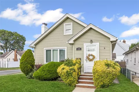 178 Charles St, Lynbrook, NY 11563
