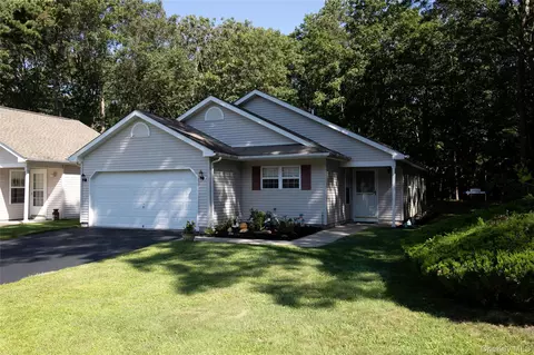 10 Greenbriar Ct, Middle Island, NY 11953