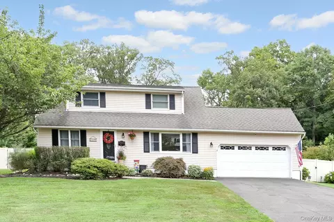 19 Grand St, Clarkstown, NY 10956