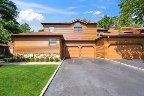 26 Hunt Ct, Jericho, NY 11753