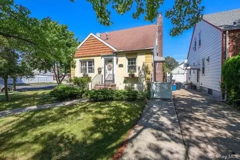 46-03 195th St, Flushing, NY 11358