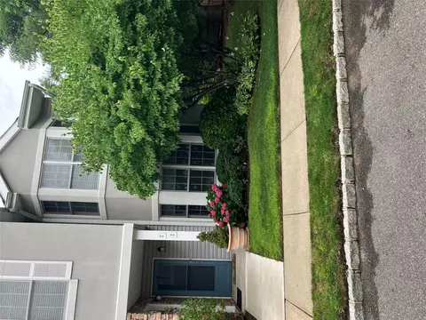 89 Pond View Dr, North Hempstead, NY 11050
