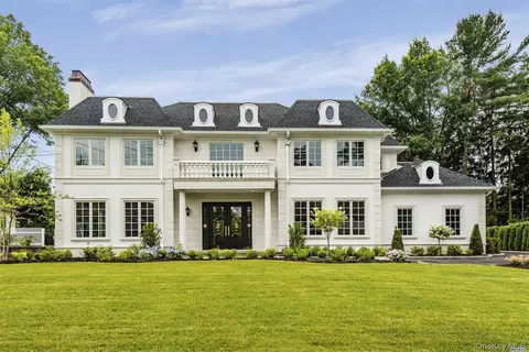 272 Crabapple Rd, North Hempstead, NY 11030