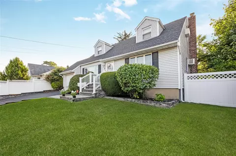 7 Frank Ave, Farmingdale, NY 11735
