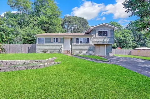 11 Halliday Rd, Coram, NY 11727