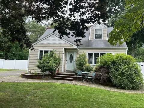 1088 Cassel Ave, Bay Shore, NY 11706