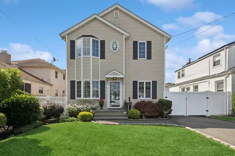 68 Morningside Dr, Westbury, NY 11590