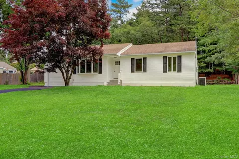 181 Wading River Hollow Rd, Ridge, NY 11961