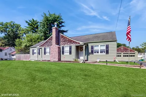 19 Crestwood Dr, Clarkstown, NY 10956