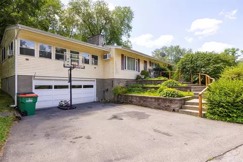 5 Norah Ln, Hyde Park, NY 12538