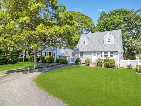 15 Halewood Dr, Shirley, NY 11967