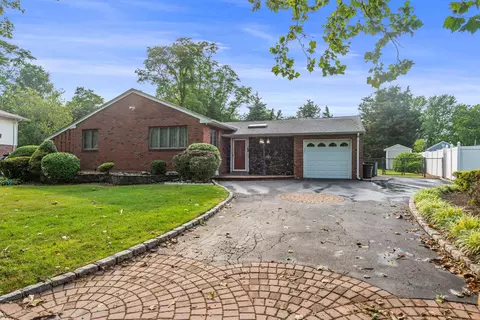 60 Wheatfield Ln, Commack, NY 11725