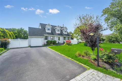 34 Harlem Ave, Medford, NY 11763