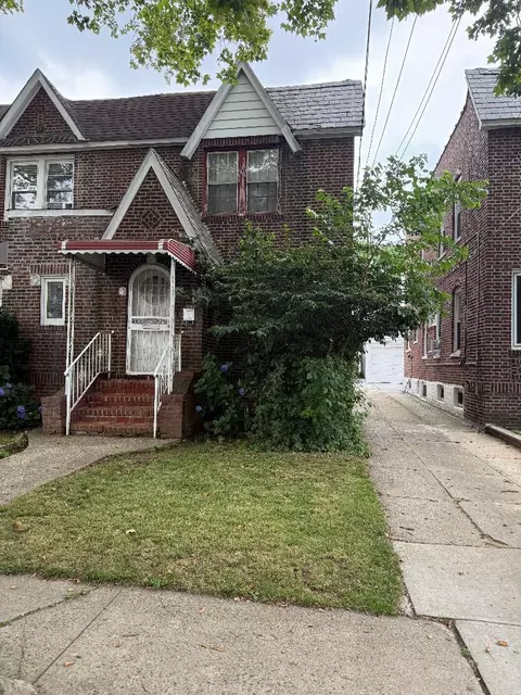 89-09 215 St, New York, NY 11427