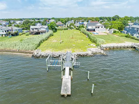 32 Unqua Pl, Babylon, NY 11701
