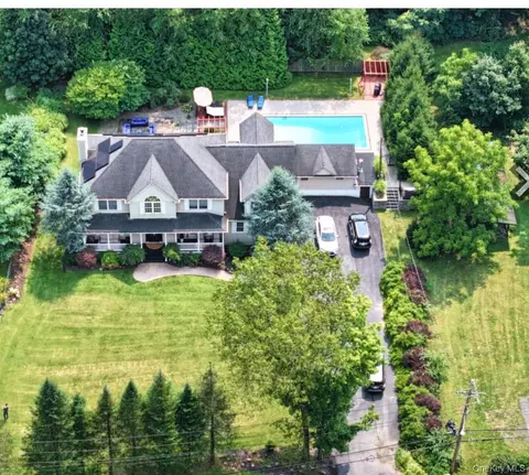 9 Roselawn Rd, Woodbury, NY 10930