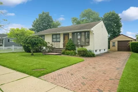 709 Seabury Ave, Franklin Square, NY 11010