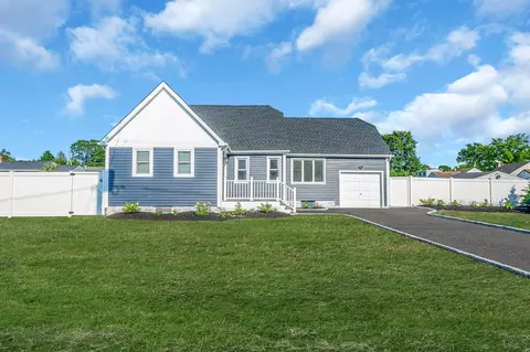 105 Commack Rd, North Babylon, NY 11703