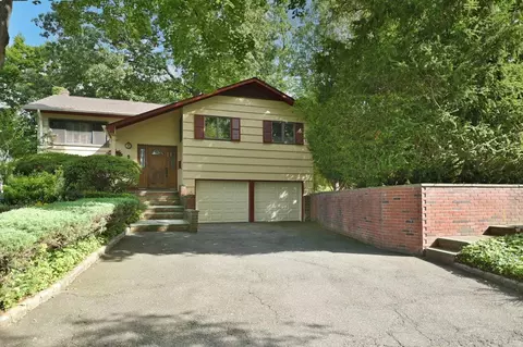 5 Radcliff Dr, North Hempstead, NY 11024
