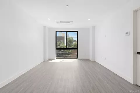 46-40 Vernon Blvd #3A, Long Island City, NY 11101