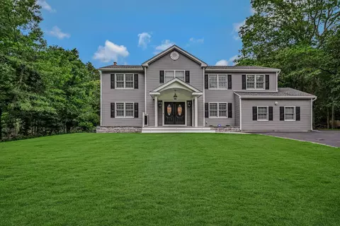 7 Golf Club Cir, Manorville, NY 11949