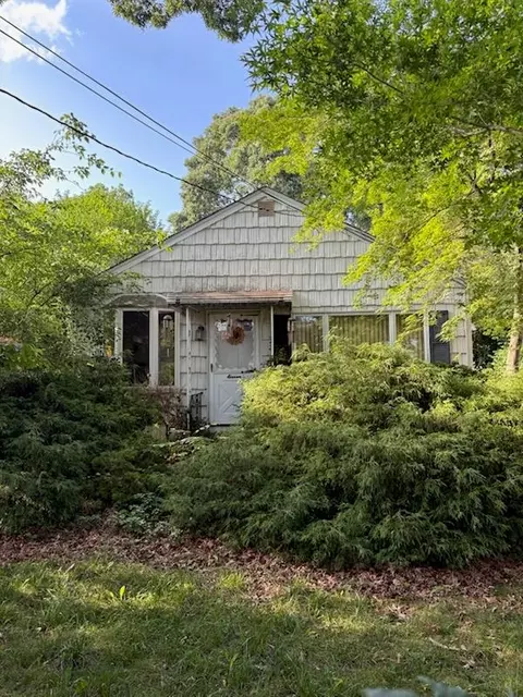11 W Hemlock St, Islip, NY 11751