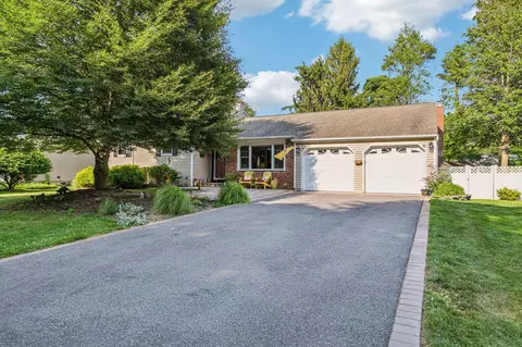 11 Kim Ave, Smithtown, NY 11787