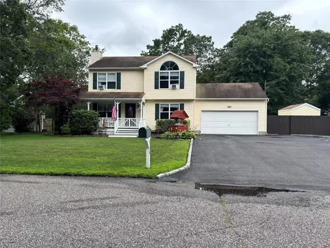 316 Whittier Dr, Mastic Beach, NY 11951