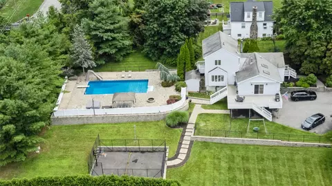14 Gleneida Blvd, Mahopac, NY 10541