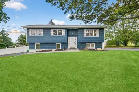 76 Amundsen Ln, Clarkstown, NY 10956
