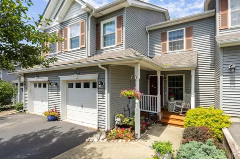 251 Pinebrook Dr, Hyde Park, NY 12538