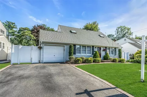 29 Arizona Ave, Syosset, NY 11791