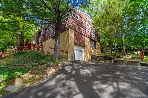29 Western Dr, Greenburgh, NY 10502