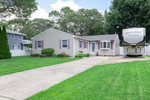 11 Applegate Dr, Mastic, NY 11950