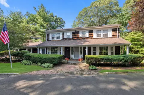 8 Rolling Dr, Glen Head, NY 11545
