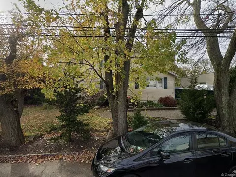 145 S 15th St, Lindenhurst, NY 11757