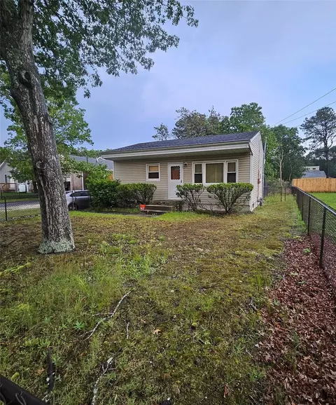 83 Priscilla Ave, Riverhead, NY 11901